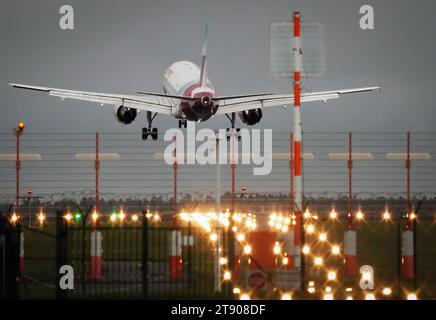 PRODUZIONE - 21 novembre 2023, Brandeburgo, Schönefeld: Un aeromobile Eurowings A320-214 è atterrato all'aeroporto di Berlino-Brandeburgo da Düsseldorf. Foto: Soeren Stache/dpa Foto Stock