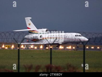 PRODUZIONE - 21 novembre 2023, Brandeburgo, Schönefeld: Un aeromobile Dassault Falcon 900EX con la scritta "Repubblica del Ghana" e la registrazione 9G-EXE è atterrato all'aeroporto di Berlino-Brandeburgo. Foto: Soeren Stache/dpa Foto Stock