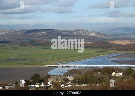 I treni della classe 195 Civity diesel multiunità attraversano il viadotto di Arnside sul fiume Kent ad Arnside in Cumbria il 21 novembre 2023. Foto Stock