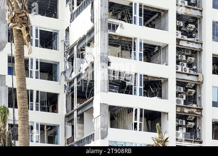 Edifici danneggiati ad Acapulco, Messico, dopo che l'uragano di categoria 5 Otis colpì la città il 26 ottobre 2023 Foto Stock