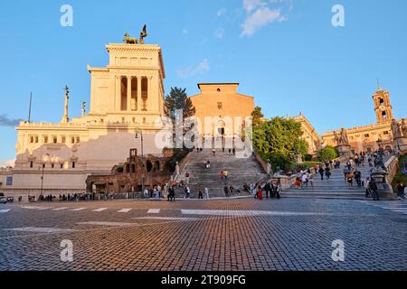 Roma, Italia - 4 novembre 2023: Monumento al Vittoriano e scalinata della Cordonata che conduce alla Basilica di Santa Maria in Ara coeli e ai Musei Capitolini Foto Stock