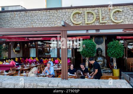 Patio esterno, tavoli e clienti, Carpe Diem Lounge Club, CDLC, ristorante sulla spiaggia di Passeig Maritím de la Barceloneta, Barcellona, Catalogna, Spagna Foto Stock