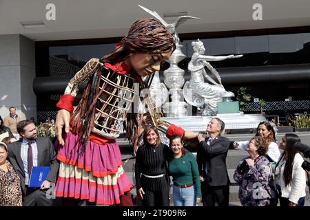 Città del Messico, Messico. 21 novembre 2023. 21 novembre 2023, città del Messico, Messico: Little Amal, marionetta gigante di una bambina siriana di 10 anni, simbolo dei diritti dei rifugiati a livello globale, durante la sua visita alla camera dei deputati di città del Messico. Il 21 novembre 2023 a città del Messico, Messico (foto di Luis Barron/Eyepix Group/Sipa USA). Credito: SIPA USA/Alamy Live News Foto Stock