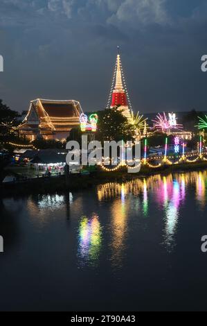 Il tempo del crepuscolo del luogo di culto più importante quando Phra Samut Chedi è il sigillo della città di Samut Prakan, Foto Stock