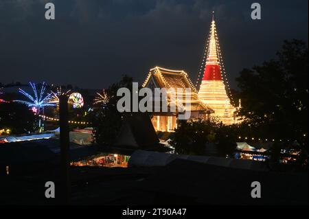 Ora notturna del luogo di culto più importante quando Phra Samut Chedi è il sigillo della città di Samut Prakan, Foto Stock