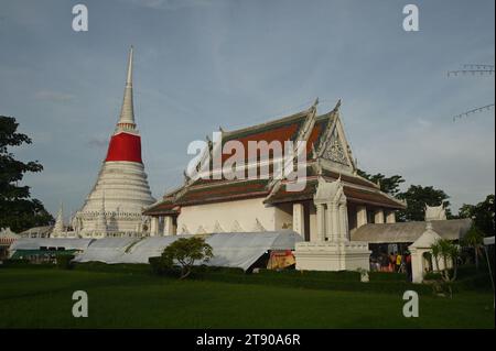 Il più importante luogo di culto Phra Samut Chedi e un altro nome è Phra Chedi in mezzo all'acqua. Foto Stock