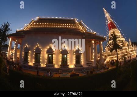 Il tempo del crepuscolo del luogo di culto più importante quando Phra Samut Chedi è il sigillo della città di Samut Prakan, Foto Stock