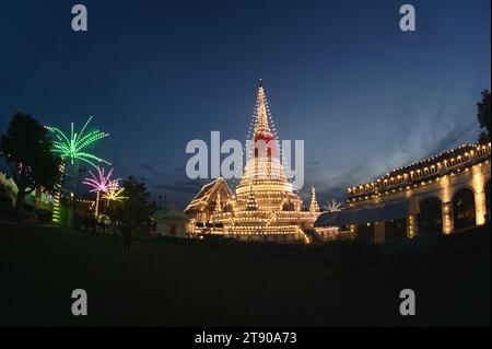 Il tempo del crepuscolo del luogo di culto più importante quando Phra Samut Chedi è il sigillo della città di Samut Prakan, Foto Stock