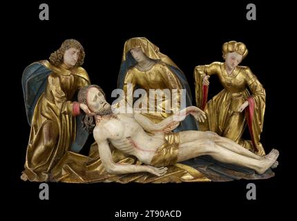 Lamentation of Christ, 1490s, Hans Schnatterpeck, austriaco, attivo 1472–ca 1510, 1/8 x 42 1/4 x 1/2 pollici (Circa 58,74 x 107,32 x 24,13 cm), pino, policromo e dorato, Austria, XV secolo, il corpo senza vita di Gesù Cristo, tolto dalla croce dopo la sua crocifissione, riposa in grembo di sua madre Maria. John l'evangelista tiene la testa. Maria Maddalena, con un vaso d'unguento, guarda i suoi piedi - secondo il Vangelo di San Giovanni, una volta aveva unto i piedi di Gesù con un profumo costoso. Foto Stock