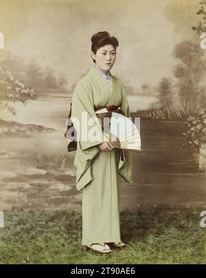 Japanese Lady, da un album fotografico con immagini del Giappone, XIX-XX secolo, 9 1/2 x 7 1/2 pollici (24,13 x 19,05 cm) (foglio)9 x 13 x 1/2" (22,9 x 33 x 3,8 cm) (album, chiuso), stampa in argento gelatina tinta a mano, Giappone, XIX-XX secolo Foto Stock