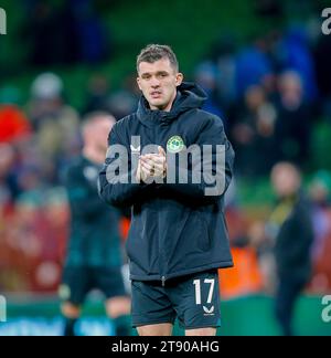 Aviva Stadium, Dublino, Irlanda. 21 novembre 2023. Amichevole di calcio internazionale, Repubblica d'Irlanda contro nuova Zelanda; Jason Knight d'Irlanda mostra il suo apprezzamento ai tifosi Credit: Action Plus Sports/Alamy Live News Foto Stock