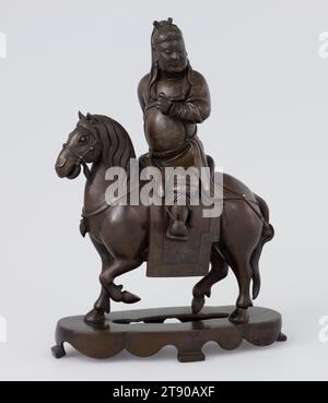 Generale Guan Yu a cavallo, fine XVII secolo, 9 5/16 x 6 11/16 x 4 pollici (23,65 x 16,99 x 10,16 cm), Bronzo, argento, Cina, XVII secolo, Guan Yu (160–219) fu un generale militare sotto il signore della guerra Liu BEI durante la tarda dinastia Han orientale e il periodo dei tre Regni (220–280), e una delle figure storiche cinesi più note in tutta l'Asia orientale. I veri resoconti della vita di Guan Yu hanno in gran parte ceduto il posto a quelli semiimmaginari. È tradizionalmente raffigurato come un guerriero dalla faccia rossa con una lunga e lussureggiante barba. Questa statua in bronzo di Guan Yu è stata scolpita in una popolare forma iconica del tempo Foto Stock