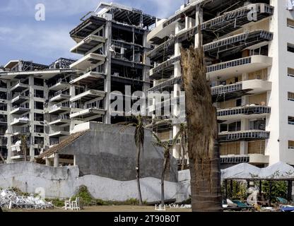 Edifici danneggiati ad Acapulco, Messico, dopo che l'uragano di categoria 5 Otis colpì la città il 26 ottobre 2023 Foto Stock