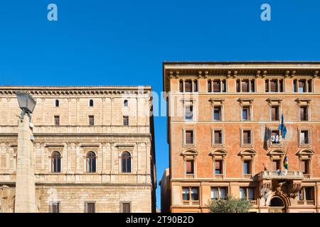 Roma, Italia - ottobre 29 2023: Antiche strade storiche e tipico stile architettonico romano nel centro città Foto Stock
