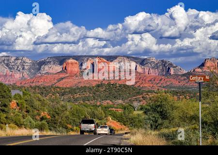 Sedona Arizona Highway con paesaggio di rocce rosse - area per escursioni vicino al Red Rock State Park - vista spettacolare delle scogliere di roccia rossa al sole con le nuvole Foto Stock