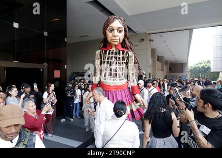 Città del Messico, Messico. 21 novembre 2023. 21 novembre 2023, città del Messico, Messico: Little Amal, marionetta gigante di una bambina siriana di 10 anni, simbolo dei diritti dei rifugiati a livello globale, durante la sua visita alla camera dei deputati di città del Messico. Il 21 novembre 2023 a città del Messico, Messico (foto di Luis Barron/Eyepix Group/Sipa USA). Credito: SIPA USA/Alamy Live News Foto Stock