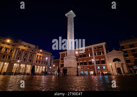Roma, Italia - 2 novembre 2023: Veduta della colonna di Marco Aurelio è una colonna della vittoria romana in Piazza colonna di notte Foto Stock