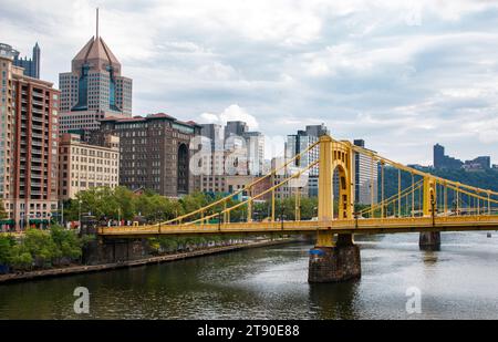 Pittsburgh, Pennsylvania, USA - 6 agosto 2023: Vista dei ponti della settima e sesta strada sul fiume Allegheny che si affacciano sul centro di Pittsburgh Foto Stock