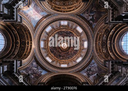 Roma, Italia - 4 novembre 2023: Interni e dettagli architettonici della chiesa di Sant Agnese in Agone e della sua cupola Foto Stock