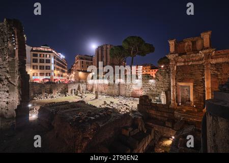 Roma, Italia - 4 novembre 2023: Il foro di Nerva e veduta del muro perimetrale del foro e delle Colonnacce di notte Foto Stock