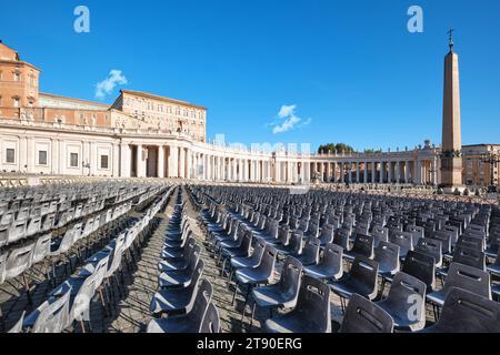 Roma, Italia - ottobre 29 2023: St Colonnato della Basilica di Pietro con file di sedie in piazza San Pietro Foto Stock