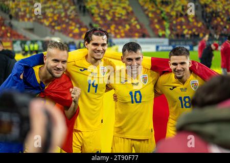 Bucarest, Romania. 22 novembre 2023.George Puscas della Romania, Ianis Hagi della Romania, Nicolae Stanciu della Romania e Razvan Marin della Romania che celebrano durante la partita di UEFA Euro 2024, qualificazioni europee, gruppo i tra Romania e Svizzera il 21 novembre 2023 all'Arena Nationala di Bucarest, Romania - foto Mihnea Tatu/DPPI credito: DPPI Media/Alamy Live News Foto Stock