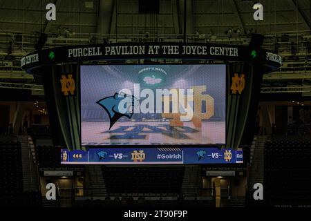 South Bend, Indiana, USA. 21 novembre 2023. Una visione generale della scheda video prima dell'NCAA Women's Basketball Game tra i Chicago State Cougars e i Notre Dame Fighting Irish al Purcell Pavilion presso il Joyce Center di South Bend, Indiana. John Mersits/CSM/Alamy Live News Foto Stock