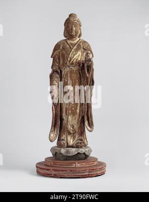 Shri-mahadevi (Kichijōten), prima metà del XIV secolo, sconosciuto giapponese, 33 1/4 x 13 3/8 x 13 1/2 pollici. (84,46 x 33,97 x 34,29 cm) (con base), cipresso giapponese laccato e policromato, Giappone, XIV secolo, Shri-mahadevi è una divinità buddista femminile con origini indù. Nell'induismo, è Lakshmi, una dea associata alla fortuna e moglie di Vishnu, una delle tre divinità principali dell'induismo. I buddisti cinesi, tuttavia, la trasformarono in un deva, un essere soprannaturale che ha una longevità estrema ma rimane al di fuori del regno dell'illuminazione e dei tentativi di aiutare i credenti Foto Stock