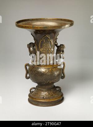 Vaso con Rin Nasei (CH. Lin Hejing) e gru, XVIII-XIX secolo, sconosciuto giapponese, 7 15/16 x 5 1/2 x 5 1/2 pollici. (20,16 x 13,97 x 13,97 cm), Bronzo, Giappone, XVIII-XIX secolo, poeti Lionizzati dell'antichità cinese, come il famoso poeta recluso della dinastia Song Lin Hejing (anche Lin Bu; 967–1028), furono un motivo popolare nella pittura e nelle arti decorative giapponesi, a partire dal periodo medievale. Si dice che LIN Hejing abbia vissuto una vita solitaria con solo una gru per tenergli compagnia. Qui, il poeta e la sua gru si aggrappano a entrambi i lati del collo di questo vaso di bronzo Foto Stock