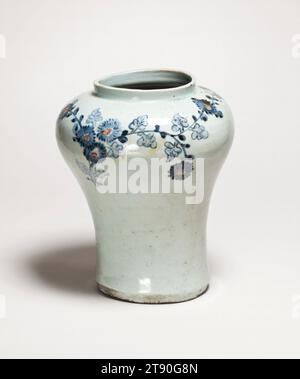 Vaso alto con design in crisantemo e bambù, inizio XX secolo, coreano sconosciuto, 9 7/8 x 8 poll. (25,08 x 20,32 x 20,32 cm), porcellana con disegno blu cobalto e rosso rame sotto smalto trasparente, Corea, XX secolo Foto Stock