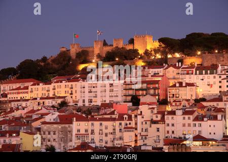 Affacciato sul quartiere di Alfama, il Castelo de Sao Jorge è uno dei siti storici più popolari della città di Lisbona Foto Stock