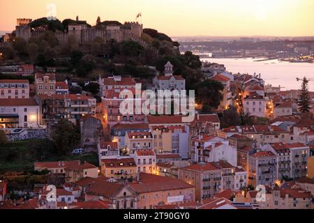 Affacciato sul quartiere di Alfama, il Castelo de Sao Jorge è uno dei siti storici più popolari della città di Lisbona Foto Stock