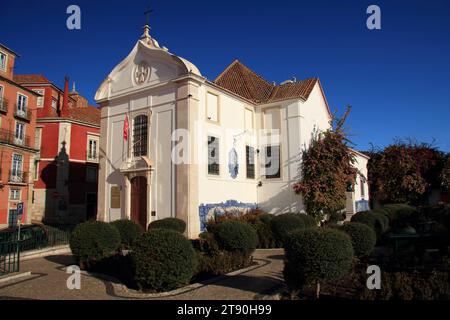 La Chiesa di S.. Lucy, o Igreja de Santa Luzia in portoghese, si trova accanto al Miradouro de Santa Luzia e offre alcune delle migliori vedute di Lisbona Foto Stock