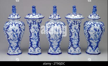 Vaso conico con coperchio, da un set di mobili da cinque pezzi, c. 1764, Jacobus Halder Adriaesensz, olandese, attivo anni '1760, 1/4 x 5/16 x 3/4 pollici (41,3 x 16 x 14,6 cm), porcellana smaltata, XVIII secolo Foto Stock