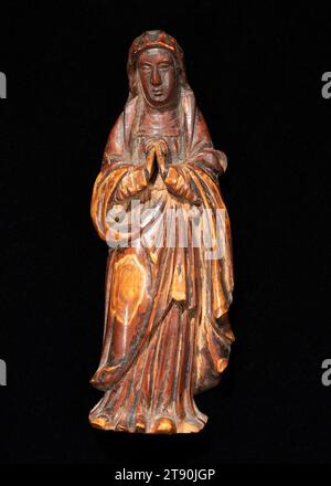 Figura di "nostra Signora Addolorata", XVII-XVIII secolo, 5 15/16 x 2 x 15/16 cm (15,08 x 5,08 x 2,38 cm), Avorio, India, XVII-XVIII secolo, la provincia di Goa nell'India occidentale fu sotto il controllo portoghese dal 1512 al 1961, formando un nesso nelle rotte commerciali che circumnavigavano la terra. Gli artigiani di Goan erano rinomati per la loro flessibile modellazione dell'avorio (probabilmente esportato dal Mozambico) in icone cristiane, che alimentano l'appetito per i prodotti di lusso in Europa, nonché per le missioni evangeliche avanzate in Asia e nelle Americhe. Nel genere degli avori indo-portoghesi Foto Stock