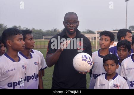 Calcutta, Ciudad de Mexico, India. 22 novembre 2023. 21 novembre 2023, Calcutta, India: L'ex calciatore francese Louis Laurent Saha, frequenta la clinica sportiva per bambini e giovani come parte del lancio della quarta edizione del programma United We Play il 21 novembre 2023 a Calcutta. India. (Immagine di credito: © Saikat Paul/eyepix via ZUMA Press Wire) SOLO USO EDITORIALE! Non per USO commerciale! Crediti: ZUMA Press, Inc./Alamy Live News Foto Stock