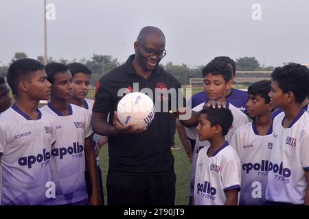 Calcutta, Ciudad de Mexico, India. 22 novembre 2023. 21 novembre 2023, Calcutta, India: L'ex calciatore francese Louis Laurent Saha, frequenta la clinica sportiva per bambini e giovani come parte del lancio della quarta edizione del programma United We Play il 21 novembre 2023 a Calcutta. India. (Immagine di credito: © Saikat Paul/eyepix via ZUMA Press Wire) SOLO USO EDITORIALE! Non per USO commerciale! Crediti: ZUMA Press, Inc./Alamy Live News Foto Stock