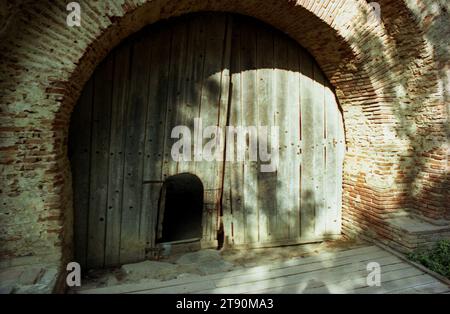 Contea di Vrancea, Romania, circa 1997. Porta d'ingresso ad arco al Monastero di Mera, un monumento storico del XVII secolo. Foto Stock