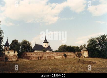 Contea di Vrancea, Romania, circa 1997. Vista del monastero fortificato di Mera, un monumento storico del XVII secolo. Foto Stock