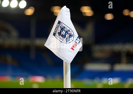 Liverpool martedì 21 novembre 2023. Bandiera d'angolo dell'Inghilterra durante la partita del girone F del campionato europeo UEFA Under 21 tra Inghilterra e Irlanda del Nord a Goodison Park, Liverpool martedì 21 novembre 2023. (Foto: Mike Morese | mi News) crediti: MI News & Sport /Alamy Live News Foto Stock