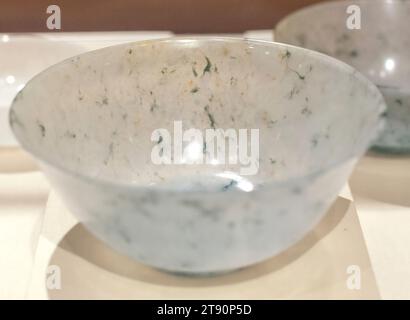 Recipiente, XVIII secolo, 2 3/4 x 6 5/8 x 5/8 pollici (6,99 x 16,83 x 16,83 cm), Jadeite, Cina, XVIII secolo Foto Stock