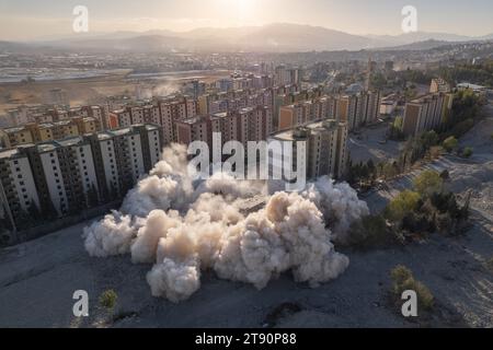 Dulkadiroglu, Kahramanmaras, Turchia. 7 novembre 2023. Gli edifici distrutti dalle esplosioni di dinamite emettono una quantità significativa di polvere nell'ambiente durante il processo di demolizione nel sito Dogukent nel distretto centrale di Dulkadiroglu a Kahramanmaras. Circa 15 mila persone che hanno chiamato questa casa prima del terremoto sono ora in fase di evacuazione e gli edifici demoliti nell'ambito del progetto di trasformazione in loco per gli edifici danneggiati in Turchia. (Immagine di credito: © tolga Ildun/ZUMA Press Wire) SOLO USO EDITORIALE! Non per USO commerciale! Foto Stock