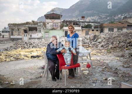 Antakya, Turchia. 3 novembre 2023. YUSUF KOYUN di 9 mesi, nato subito dopo il terremoto dalla famiglia Koyun, che ora vive in una delle poche case rimaste, insieme alla madre e al nonno tra le macerie adiacenti alla loro casa. Solo quattro case sopravvissero nel quartiere di Fevzi Cakmak, che fu quasi completamente distrutto dai terremoti di Antakya, il centro di Hatay. (Immagine di credito: © tolga Ildun/ZUMA Press Wire) SOLO USO EDITORIALE! Non per USO commerciale! Foto Stock