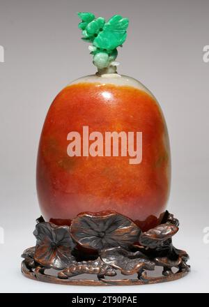 Bottiglia protettiva, 1780-1850, 3 1/4 x 1 13/16 x 1 3/8" (8,3 x 4,6 x 3,5 cm), Jadeite, Cina, dinastia Qing Foto Stock