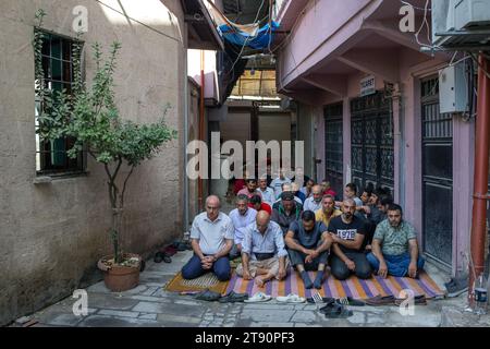 Antakya, Hatay, Turchia. 3 novembre 2023. Dopo i terremoti che hanno distrutto quasi tutte le moschee di Antakya, il centro di Hatay, la comunità musulmana ora prega nelle piccole maschere e nelle strade che sono sopravvissute nel bazar storico, costruito quando Antakya fu catturata dagli arabi musulmani nel 638. (Immagine di credito: ¬ © tolga Ildun/ZUMA Press Wire) SOLO USO EDITORIALE! Non per USO commerciale! Foto Stock