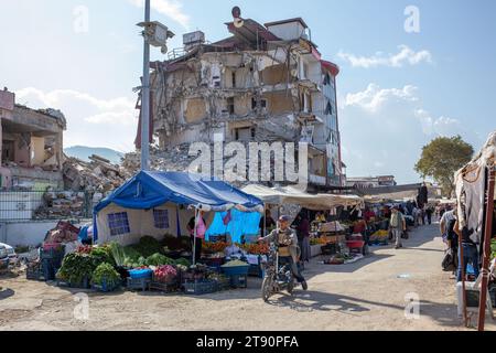 Antakya, Turchia. 3 novembre 2023. Negozianti che hanno riaperto le loro bancarelle tra le rovine nelle strade intorno allo storico bazar, che è stato pesantemente danneggiato dai terremoti di Antakya, il centro di Hatay. (Immagine di credito: © tolga Ildun/ZUMA Press Wire) SOLO USO EDITORIALE! Non per USO commerciale! Foto Stock