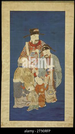 Appeso che rappresenta tre dei Daoisti, inizio XVIII secolo, L.72 x W.36 pollici, seta, rotolo appeso, ricamo, Cina, XVIII secolo, questo pannello di seta ricamato, montato come un rotolo appeso, raffigura tre dei Daoisti. Lu, il Dio della ricchezza, si trova al centro con Shou, il Dio della longevità, alla sua sinistra e fu, il Dio della felicità, alla sua destra. I tre assistenti portano oggetti simbolici: Uno scettro ruyi (che simboleggia la fortuna e la felicità), un alabardo e un sigillo (che simboleggia la posizione ufficiale) e un pezzo di corallo Foto Stock