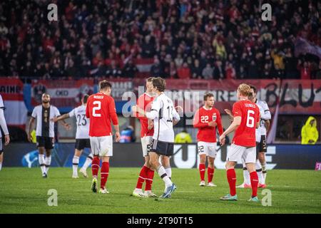 Vienna, Austria 21 novembre 2023 congratulazioni reciproche dopo la partita di calcio amichevole tra Austria e Germania allo stadio Ernst Happel di Vienna Foto Stock