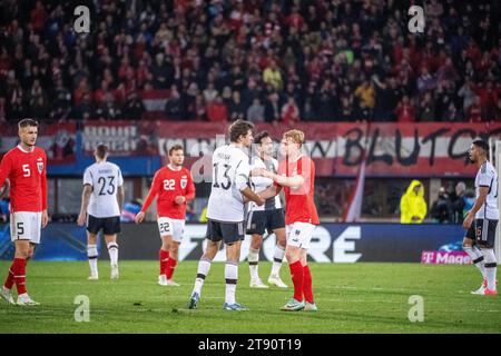 Vienna, Austria 21 novembre 2023 congratulazioni reciproche dopo la partita di calcio amichevole tra Austria e Germania allo stadio Ernst Happel di Vienna Foto Stock