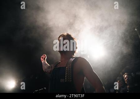 Nottingham, Regno Unito 21 novembre 2023, Dougie Poynter dei McFly si esibisce a nottingham a Rock City come parte del tour dei gruppi UK Credit: Paul Smith / Alamy Live News Foto Stock